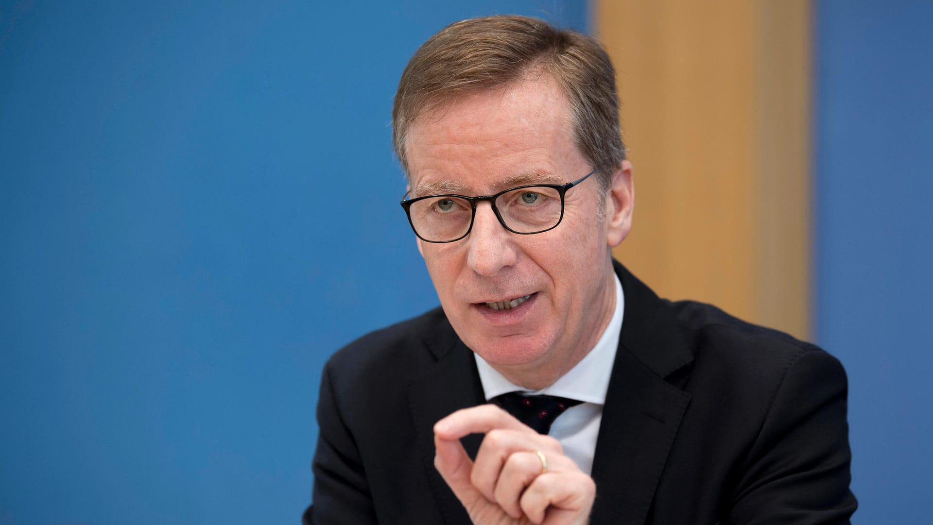 Michael Hüther: Der IW-Chef fordert, dass die Überbrückungshilfen schnell und unbürokratisch fließen müssen.
