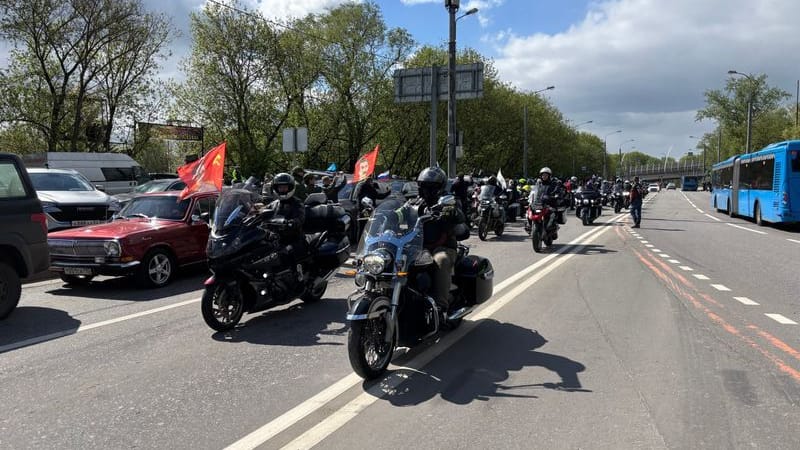 Mitglieder des russisch-nationalistischen Motorradclubs «Nachtwölfe» brechen zu einer Fahrt nach Berlin und zum allgemeinen Saisonstart auf.