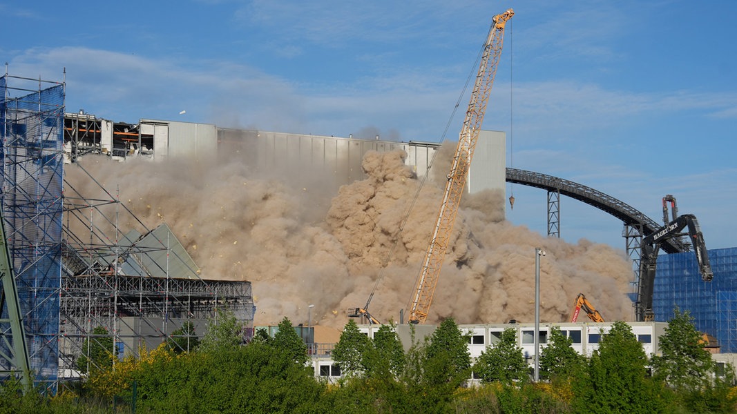 Kesselhaus des Kraftwerks Moorburg erfolgreich gesprengt | NDR.de - Nachrichten