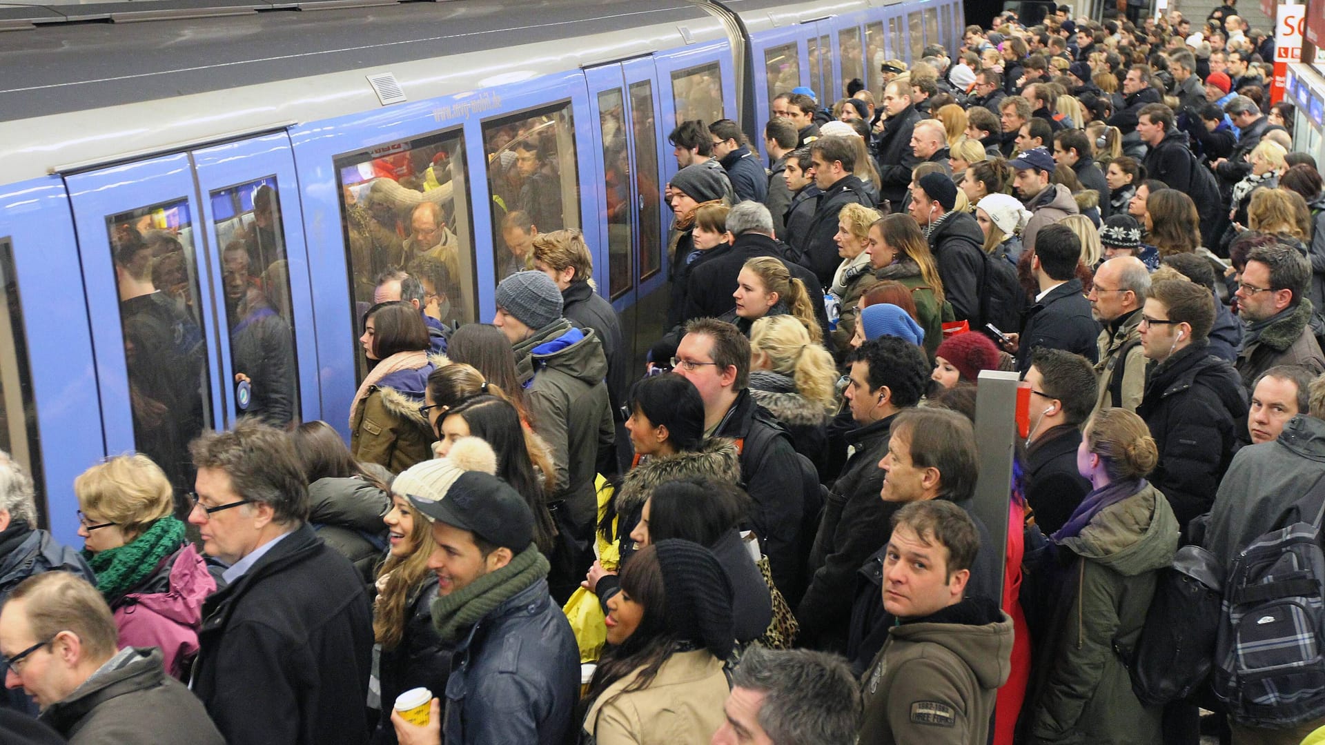 Gedränge an der U-Bahn am Hauptbahnhof (Archivbild): Ab dem 7. April 2025 wird es in München so richtig voll.