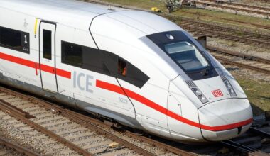 Zug mit Steinen beworfen – Fahrt gestoppt