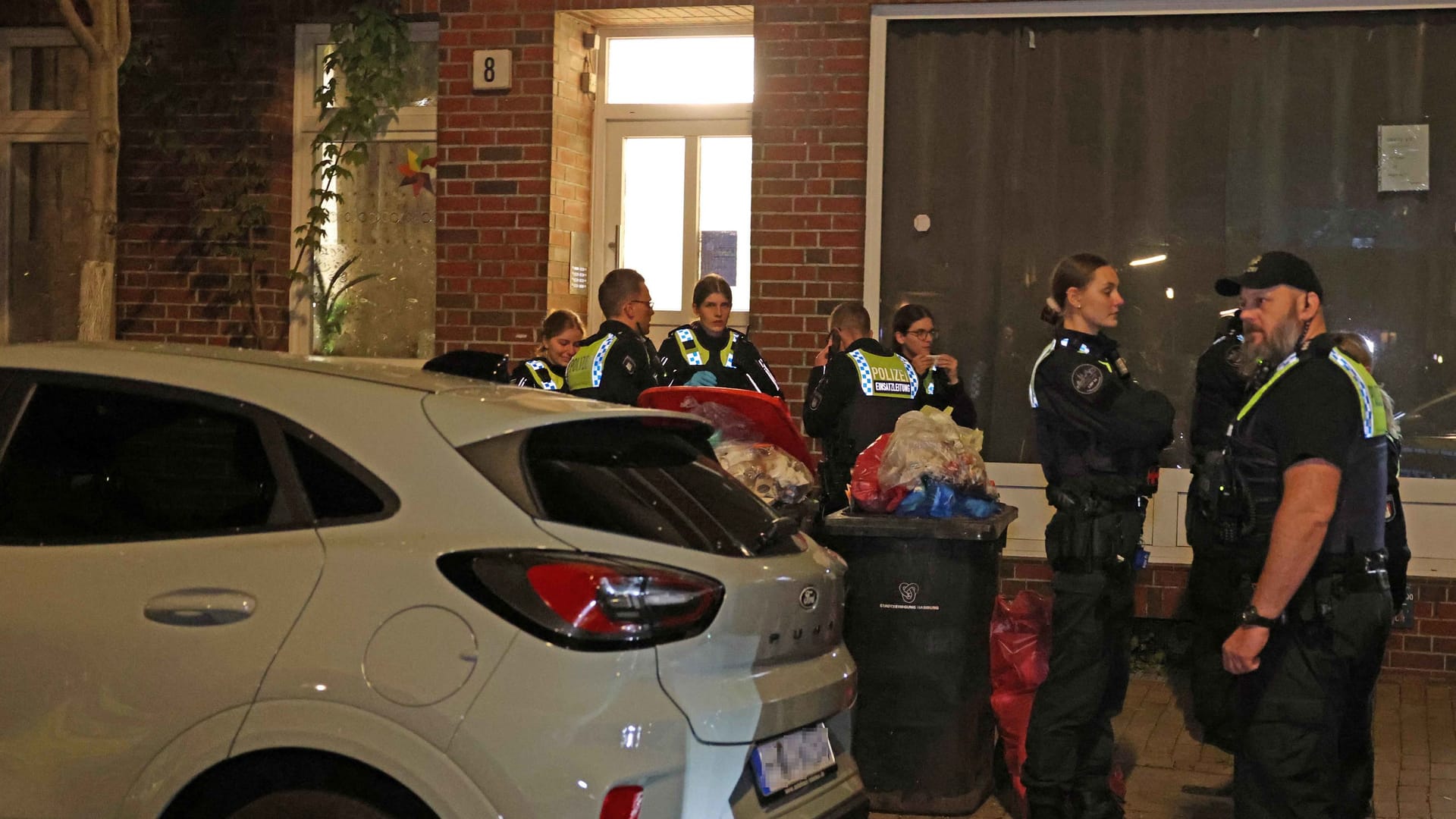 Nach dem Angriff: Polizeieinsatz am Kulturverein in Hamburg-Harburg.