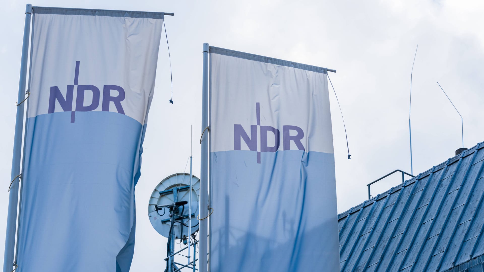 NDR-Flaggen hängen vor dem Funkhaus in Kiel (Archivbild): Auch die öffentlich-rechtliche Anstalt beteiligt sich am 10. April an der UKW-Abschaltung.