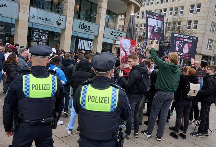 Neben einer langen Schlange an Döner-Fans, die den 1-Cent-Döner probieren wollten, versammelten sich auch einige Protestierende vor der Europa-Passage.