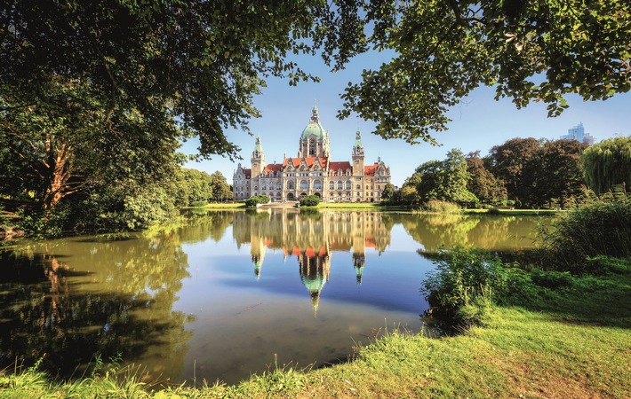 Neues Duo für Stadtnatur-Fans: Broschüre "Der Grüne Faden" und Garten-Entdeckertour im Programm