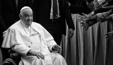 Erstes öffentliches Trauergebet für den Papst am Abend auf dem Petersplatz