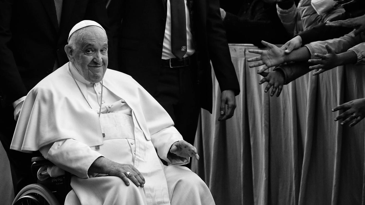 Erstes öffentliches Trauergebet für den Papst am Abend auf dem Petersplatz