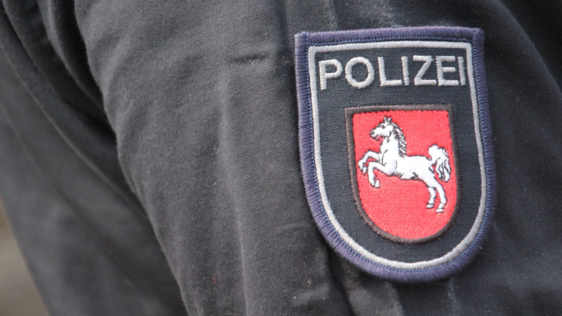 Symbolbilder / Themenbilder: Polizei, Rettungsdienst, Feuerwehr Wappen, Polizei Niedersachsen, Polizei, Blaulicht, Einsatz,Niedersachsen, Hannover, Notfall, 110, Notruf, Einsatzstelle, Hilfe, Streife, 112, Blaulicht, Einsatzfahrt, Deutschland, Unfall, Überfall, Streifenwagen, Funkstreifenwagen, Peterwagen, Nahaufnahme, Polizeiinspektion, Kiriminalpolizei, Kriminaldauerdienst, Fahrzeug, Personenschaden, Verkehrsunfall, Autobahn, Innenstadt, Gesellschaft,, Festnahme, Demonstration, Demo, Kundgebung Schlägerei, Polizei, Verkehrsunfall, Autobahn, Autobahnpolizei Deutschland