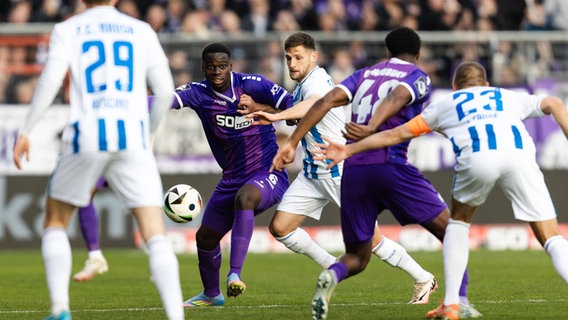 VfL Osnabrück - FC Hansa Rostock: Kofi Amoako (Osnabrueck) im Zweikampf gegen Marco Schuster (Rostock) © imago images / osnapix 