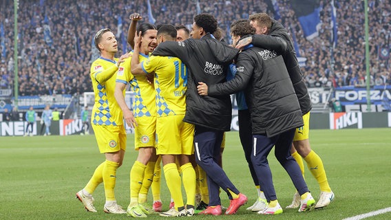 Braunschweigs Spieler bejubeln einen Treffer © Imago Images 