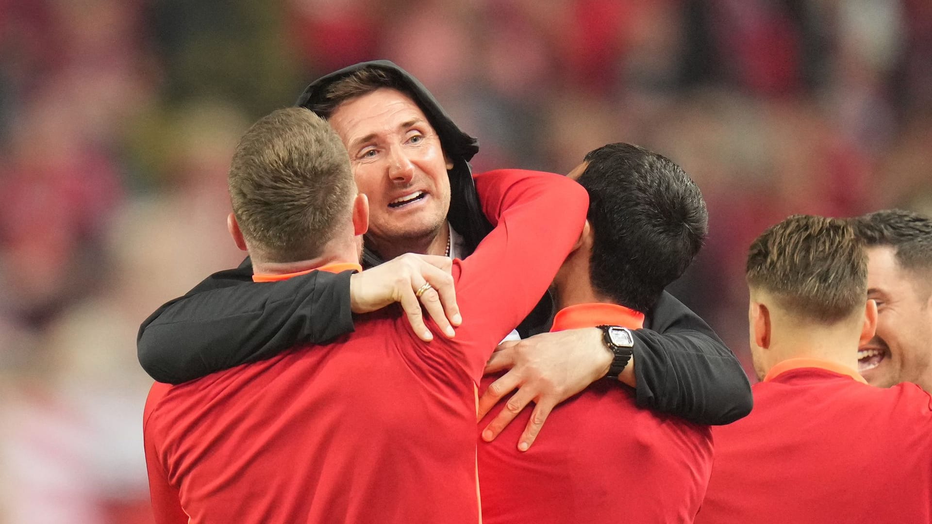 Nürnbergs Trainer Miroslav Klose jubelt nach dem 2:1-Sieg und liegt einem seiner Spieler in den Armen.
