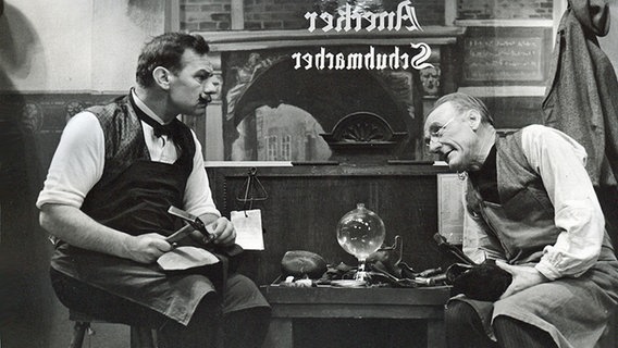 Szene aus dem Theaterstück "Meister Anecker" mit Henry Vahl (r.) und Karl Heinz Kreienbaum. © Ohnsorg Theater 