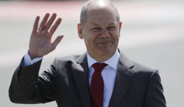 Olaf Scholz und Angela Merkel kommen