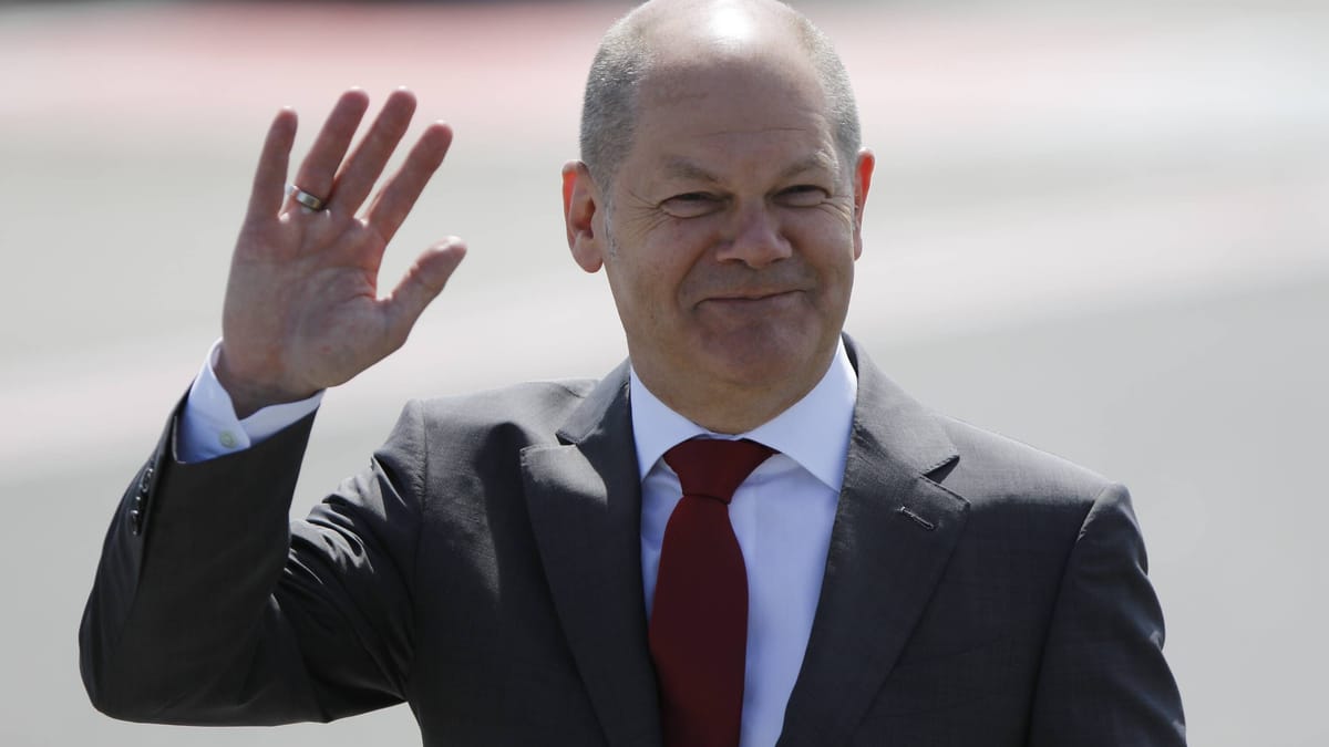 Olaf Scholz und Angela Merkel kommen