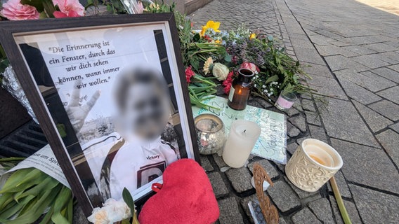 Blumen und Kerzen stehen an einem Tatort in Oldenburg, an dem ein junger Mann von einem Polizisten erschossen wurde. © NDR Foto: Sebastian Duden