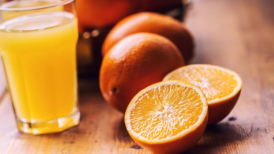 Gesund ernähren: Dann ist Orangensaft trinken sogar gesünder als Orange essen