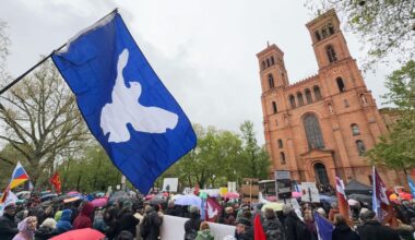 Ostermarsch in Berlin mit hunderten Demonstranten
