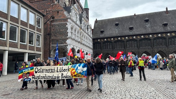 Ein Ostermarsch in Lübeck © NDR Foto: Phillip Kamke
