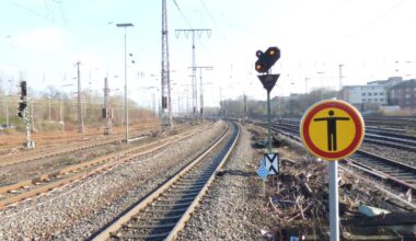 Jugendliche in Essen filmen Videos an Gleisen - Strecke gesperrt
