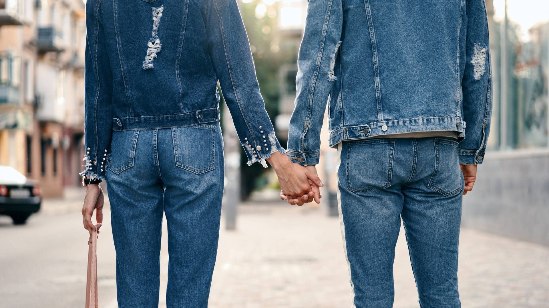 Paar hält Händchen (Symbolbild): Beim neuen Dating-Event in Hamburg sollen echte Verbindungen statt Matches entstehen.