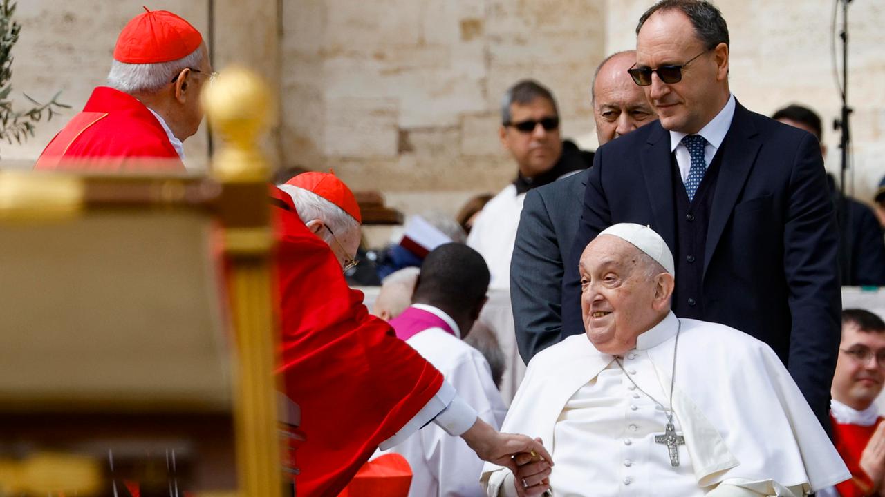 Papst macht weiteren Überraschungsbesuch auf dem Petersplatz