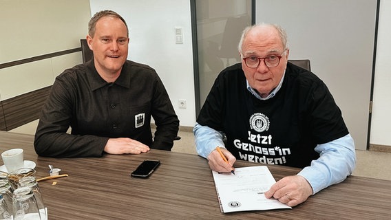 In Gegenwart von Präsident Oke Göttlich (l.) zeichnet Uli Hoeneß Fenossenschaftsanteile für den FC St. Pauli. © FC St. Pauli 
