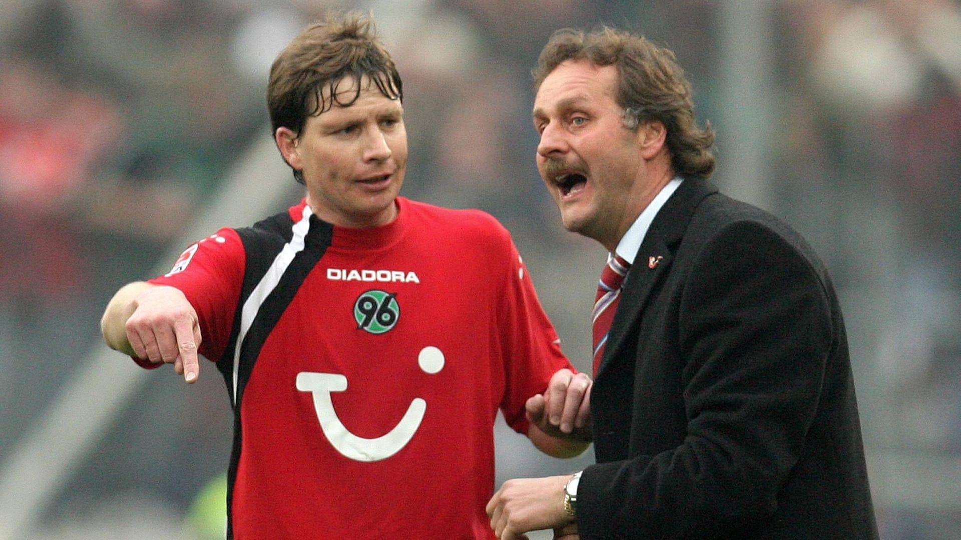 Peter Neururer (l.) gibt Michael Tarnat Anweisungen: Der Kult-Trainer war während seiner langen Karriere gleich zweimal Trainer von Hannover 96.
