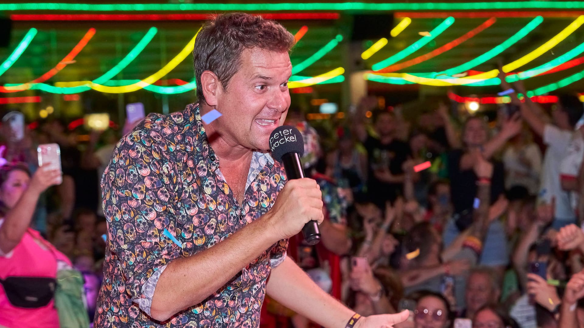 Peter Wackel bei einem Auftritt: Der Schlagersänger singt vor allem am Ballermann.