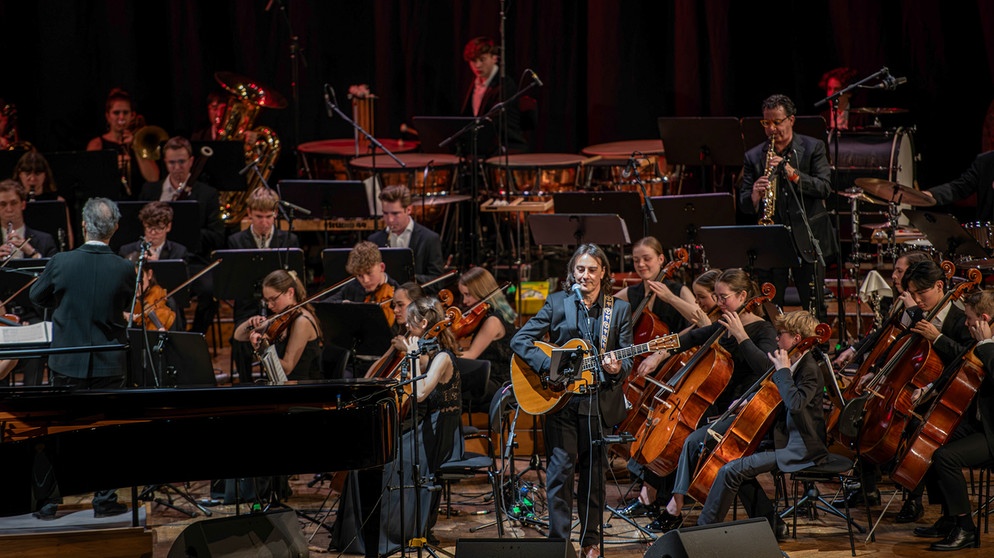 Bayern 2 Die Zwei vor Ort: Pippo Pollina und das SJSO live aus der Isarphilharmonie München | Bayern 2 | Radio