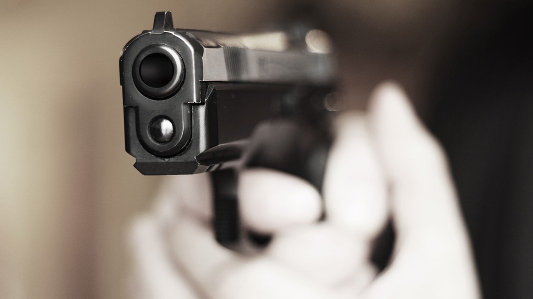 Gruppe in Hannover mit Waffe bedroht - Polizei sucht Zeugen | NDR.de - Nachrichten - Niedersachsen