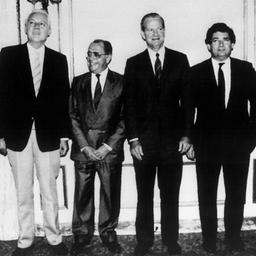 (l-r) Die Finanzminister Gerhard Stoltenberg (Bundesrepublik Deutschland), Pierre Beregovoy (Frankreich), James A. Baker (USA), Nigel Lawson (Großbritannien) und Noboru Takeshita (Japan) stellten sich vor ihrer Konferenz im New Yorker Plaza Hotel zu einem Gruppenbild auf. Aufgenommen am 22. September 1985.