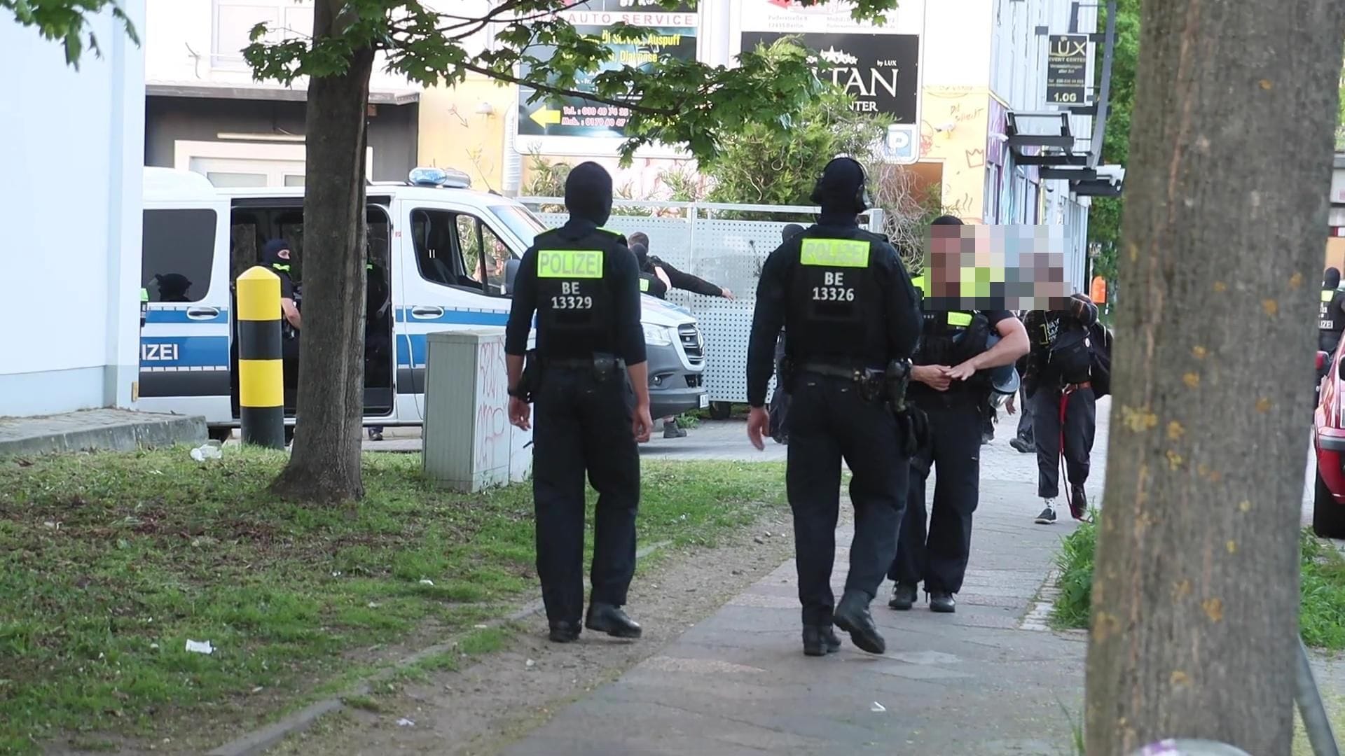 Polizei in Berlin im Einsatz: Vor und im Lokal "Papa Ari", ein Treffpunkt des Abou-Chaker-Clans in Treptow, soll es eine Schlägerei und Schüsse gegeben haben.