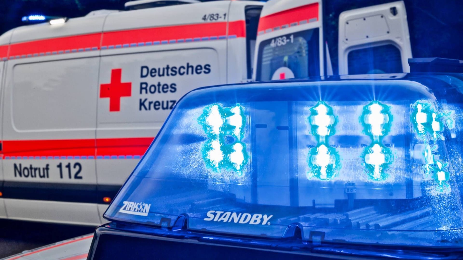Polizei und Rettungswagen (Symbolbild): Nach dem Unfall bei Bispingen wurde der verletzte Lkw-Fahrer ins Krankenhaus gebracht.