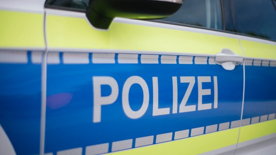 Die Aufschrift eines Einsatzfahrzeuges der Polizei. © NDR Foto: Julius Matuschik