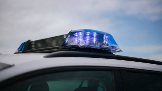 Das Blaulicht eines Einsatzfahrzeuges der Polizei. © NDR Foto: Julius Matuschik