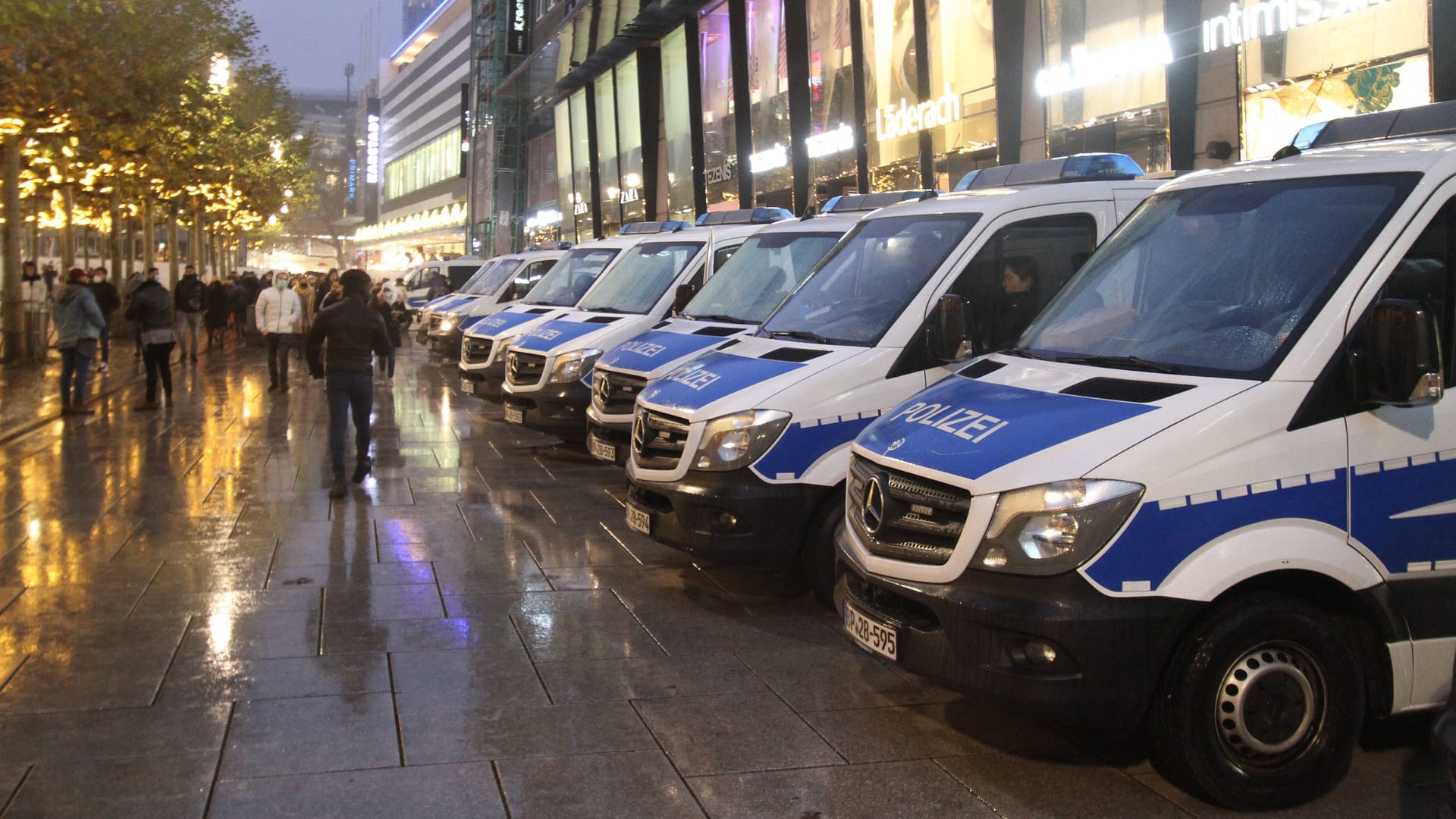 Polizeiautos in der Frankfurter Innenstadt (Archivbild): Der 38-Jährige musste mehrere Stunden in einer Ausnüchterungszelle verbringen.