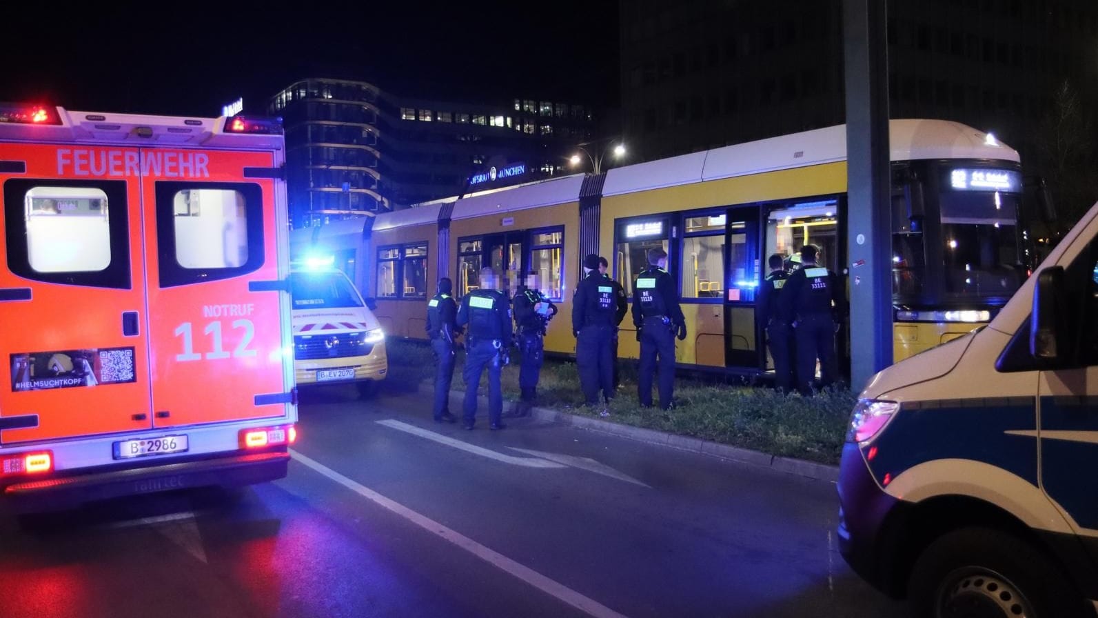 Polizisten an der Karl-Liebknecht-Straße: In Mitte wurde ein Mann in einer Tram niedergestochen.