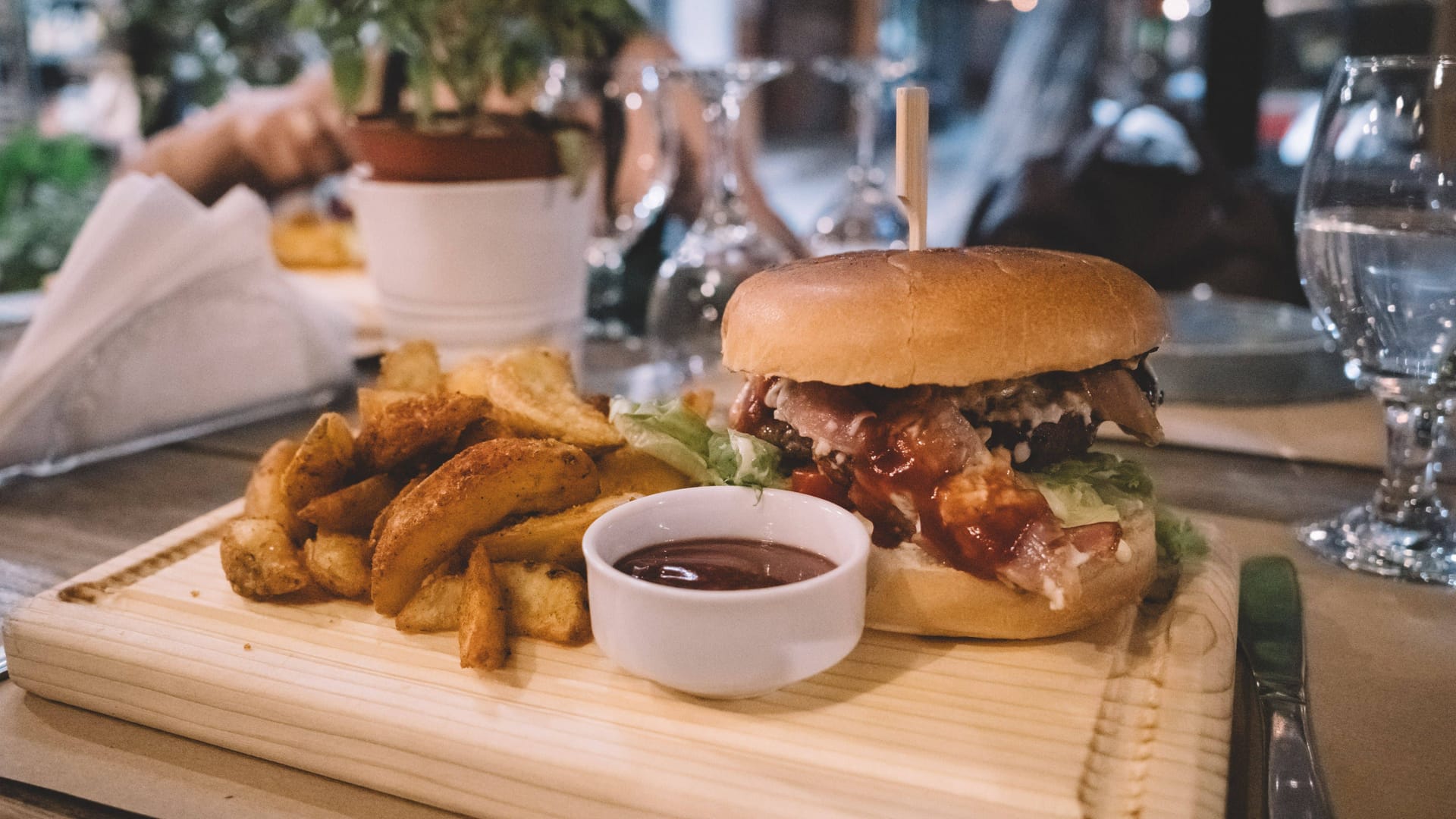 Pommes und Burger (Symbolbild): In Hamburg gibt es zwar die meisten Fast-Food-Restaurants in ganz Deutschland, gemessen an der Restaurant-Dichte pro 100.000 Einwohner landet die Hansestadt aber nur auf Platz zwei.