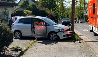 Verklemmte Fußmatte verursacht einen Verkehrsunfall