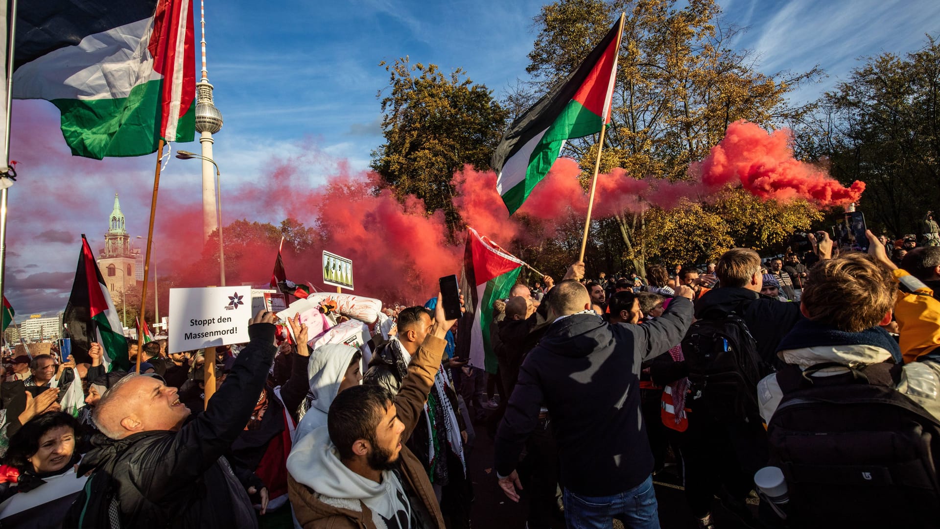 Pro-Palästina-Demonstranten in Berlin (Archivbild): Bei mehreren Versammlungen kam es am Samstag zu Polizeieinsätzen wegen Symbolen und Aussagen.
