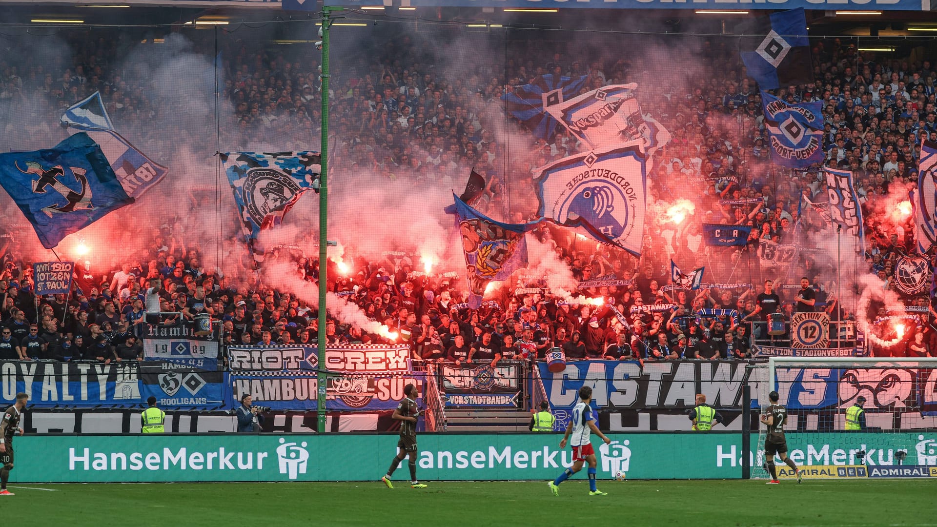 Pyrotechnik im Volksparkstadion (Symbolbild): Wer kein Ticket für die HSV-Spiele bekommt, findet in Hamburg viele Kneipen mit Live-Übertragungen.