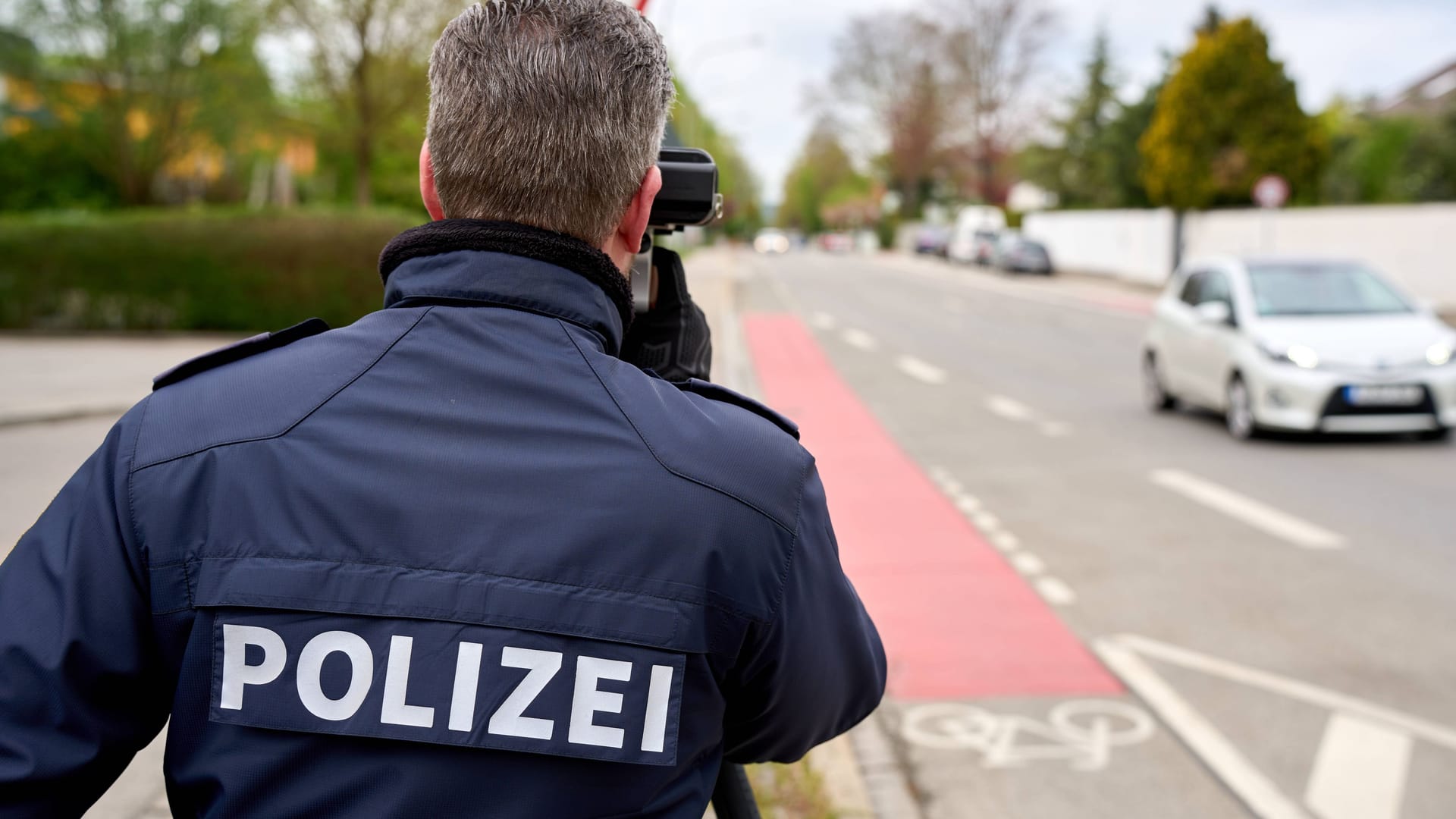 Radarkontrolle der Polizei (Symbolbild): In Bremen und Niedersachsen wird in dieser Woche verstärkt geblitzt.
