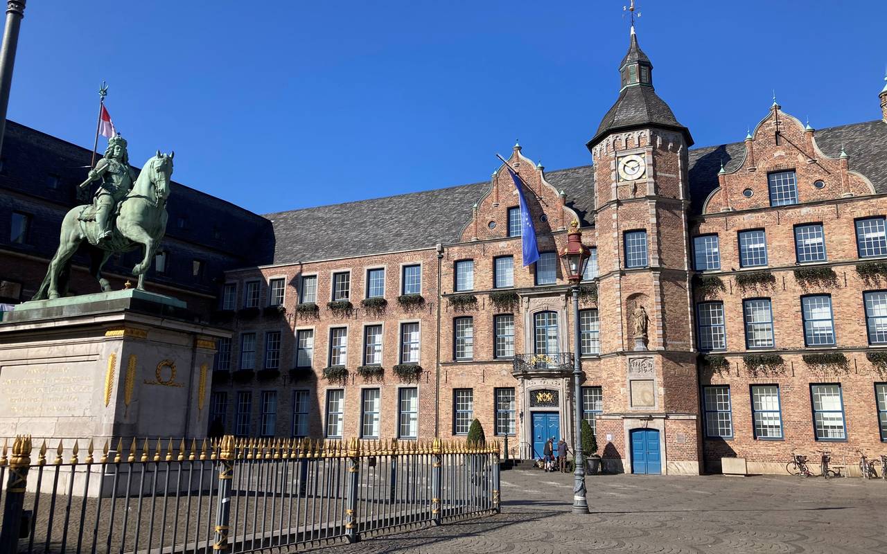 Der Marktplatz mit dem Jan-Wellem-Denkmal und Europa-Flagge am Rathaus.