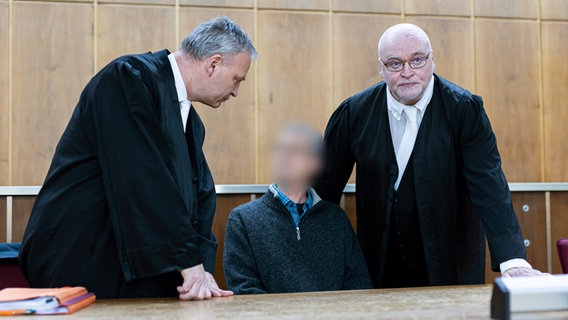 Der Angeklagte (M) sitzt vor Verhandlungsbeginn in einem Gerichtssaal im Landgericht Hannover. © dpa-Bildfunk Foto: Michael Matthey