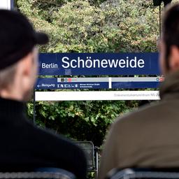 Archivbild: Zwei Fahrgäste sitzen in Berlin auf dem S-Bahnhof Berlin-Schöneweide auf einer Bank und warten auf einen Zug. (Quelle: dpa/Schlesinger)