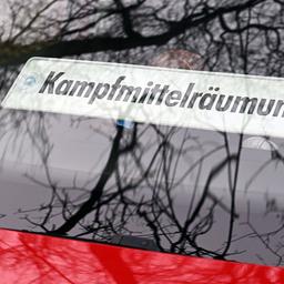 Ein Schild vom Kampfmittelräumdienst liegt hinter einer Windschutzscheibe eines Fahrzeugs. (Quelle: dpa/Michael Bahlo)