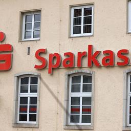 Archivbild: Mehrere unbekannte Täter brachen 2023 an Ostern in eine Sparkassenfiliale in Strausberg ein. (Quelle: dpa/Simone Kuhlmey)