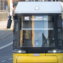 Symbolbild: Eine Tram der Linie M8 der BVG ist auf ihrer Strecke unterwegs. (Quelle: dpa/Sebastian Gollnow)