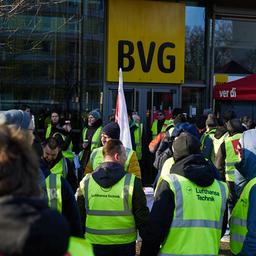 Archivbild: Zahlreiche Beschäftigte nehmen an einer Kundgebung vor der BVG-Zentrale teil. (Quelle: dpa/Carstensen)