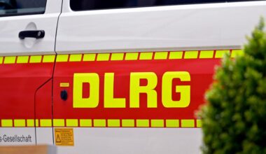 Berlin: Vandalismus: Einsatzfahrzeug der DLRG in Berlin-Reinickendorf zerstört